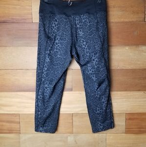 Betsy Jhonson leopard print capri leggings size M